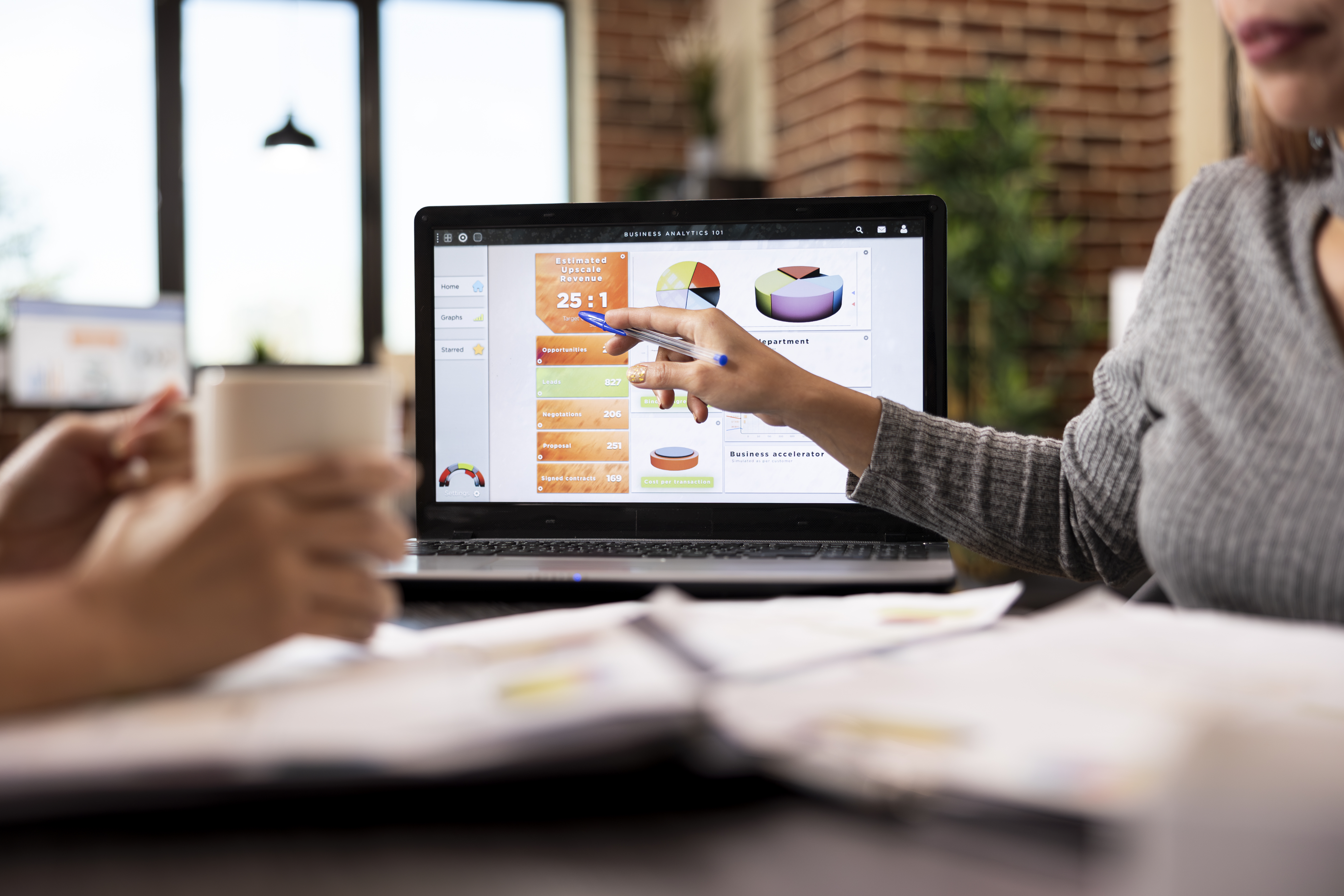 Notebook exibindo um site moderno