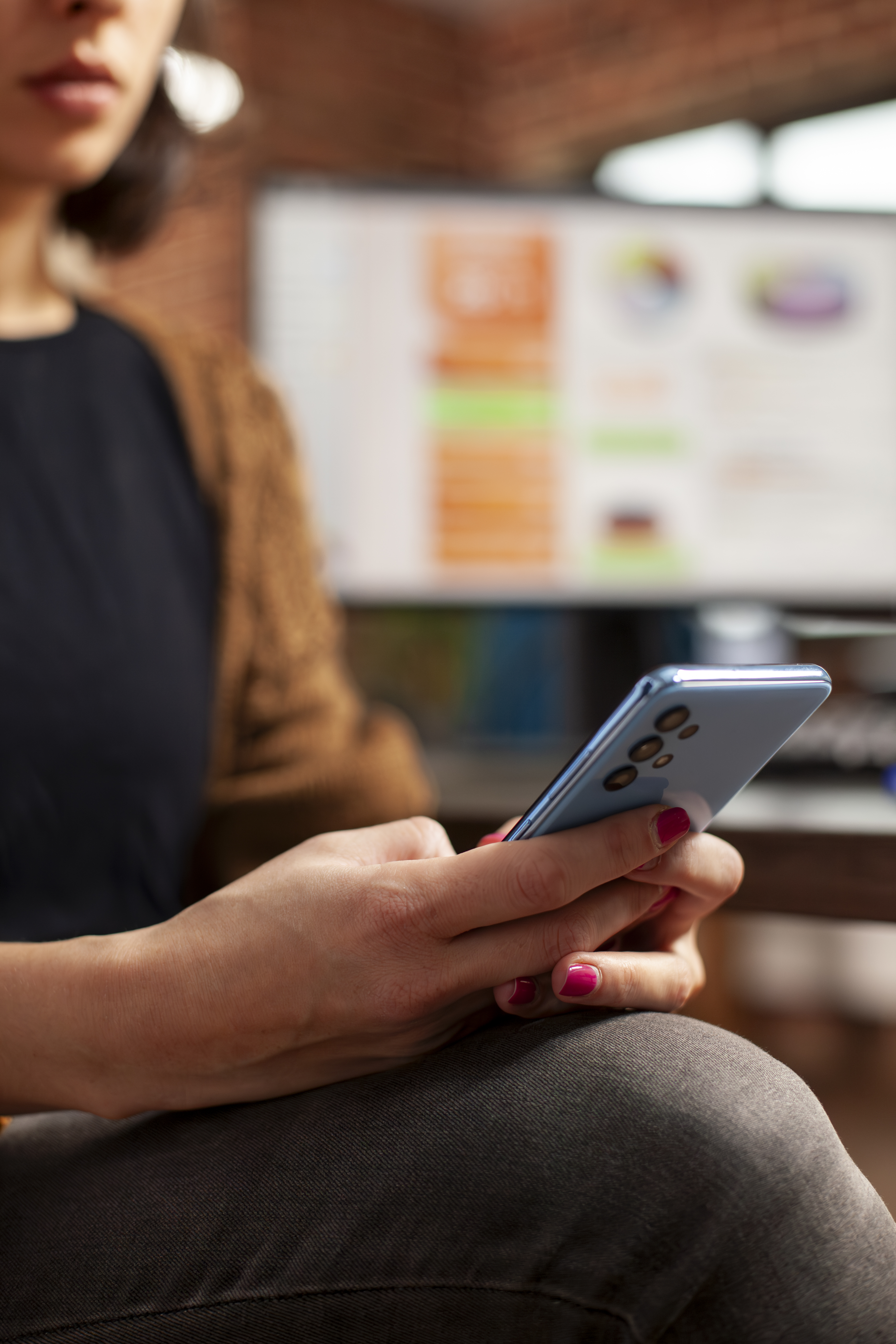 Smartphone mostrando conversa automatizada no WhatsApp